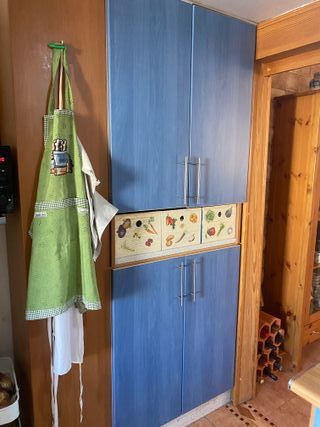 Muebles de cocina beige y plata