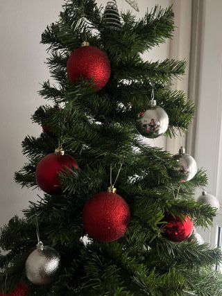 Árbol de Navidad con adornos