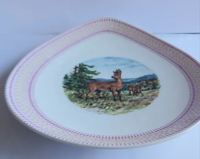 Plato de porcelana decorado con ciervos