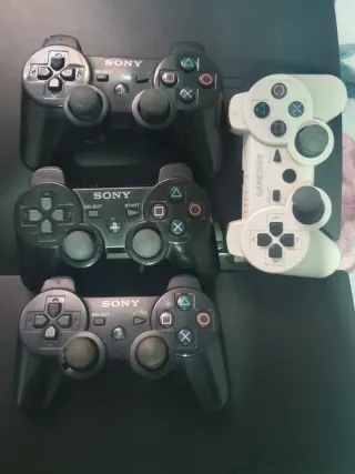 3 Consola PS3 Slim Negra + 4 Mandos