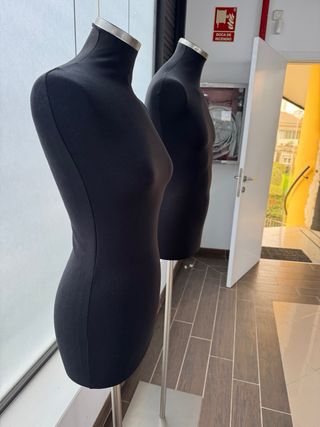 Maniquíes Hombre y Mujer Negros