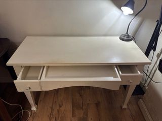 Escritorio de madera blanco con cajones