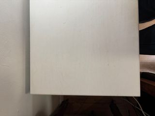 Escritorio de madera blanco con cajones