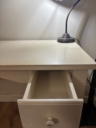 Escritorio de madera blanco con cajones