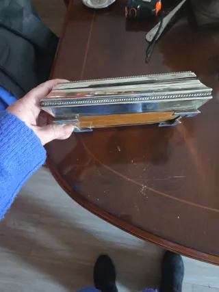 Caja de metal plateada decorativa