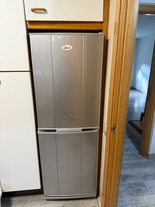 Nevera Midea plateada