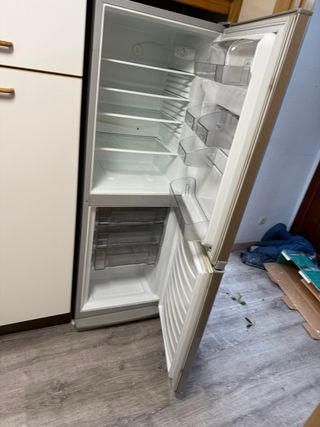 Nevera Midea plateada