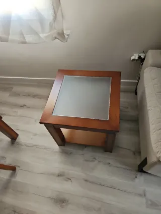 Mesa auxiliar salón madera y cristal ácido
