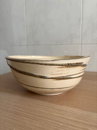 Frutero de cerámica beige y marrón