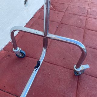 Perchero de acero cromado con ruedas