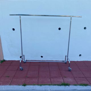 Perchero de acero cromado con ruedas