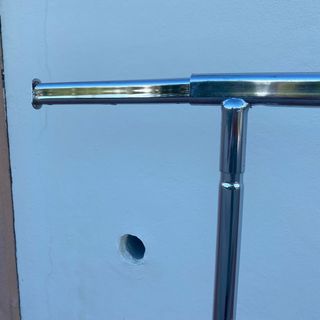 Perchero de acero cromado con ruedas