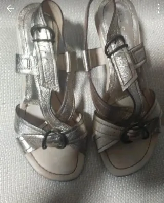 Sandalias plateadas con hebilla Hispanistas.