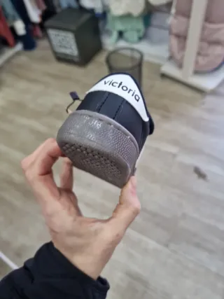 Zapatilla Victoria Negra Talla 29,31,33,34