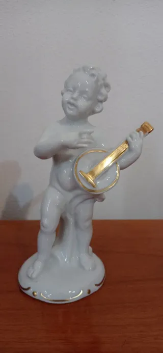 Statuina in porcellana bianca putto che suona