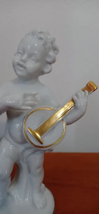 Statuina in porcellana bianca putto che suona