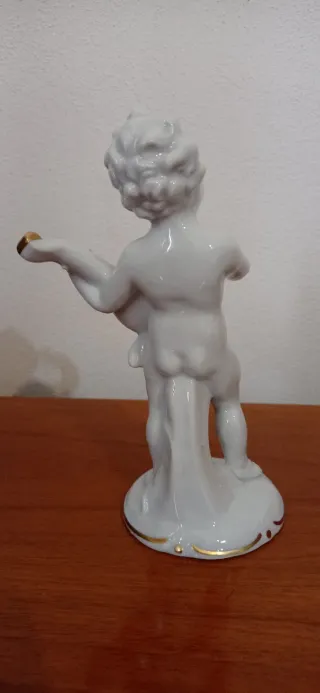 Statuina in porcellana bianca putto che suona