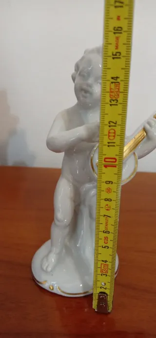 Statuina in porcellana bianca putto che suona