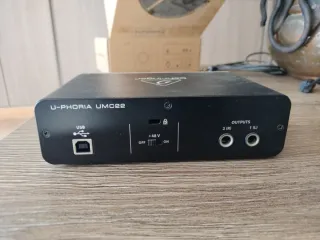 Interfaz de Audio Behringer U-phoria UMC22