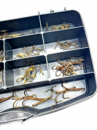 Caja de anzuelos triples VMC, Anzuelos, Pesca