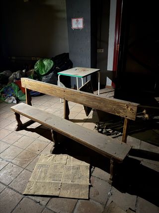 Banco de iglesia, farolillos, concha, lamparas...