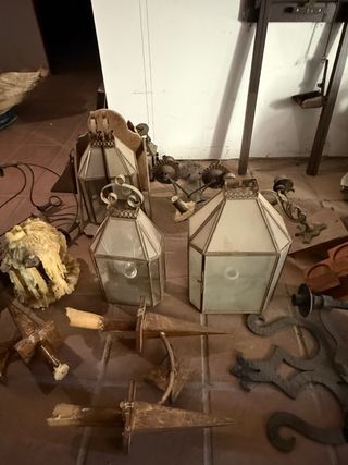 Banco de iglesia, farolillos, concha, lamparas...