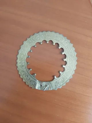 Corona de latón decorada