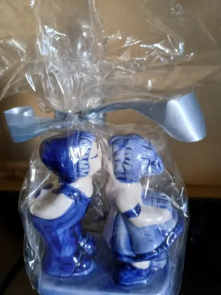 Figura cerámica pareja enamorados azul
