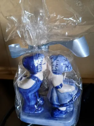 Figura cerámica pareja enamorados azul