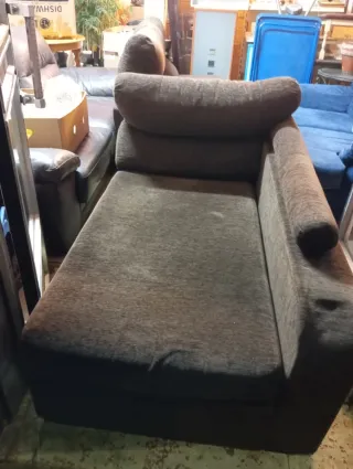 Sofá chaise longue marrón muy cómodo