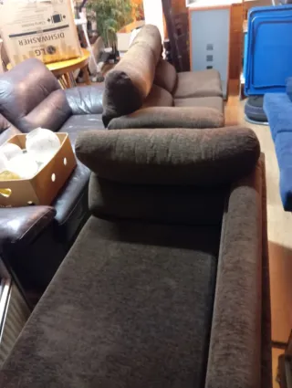 Sofá chaise longue marrón muy cómodo