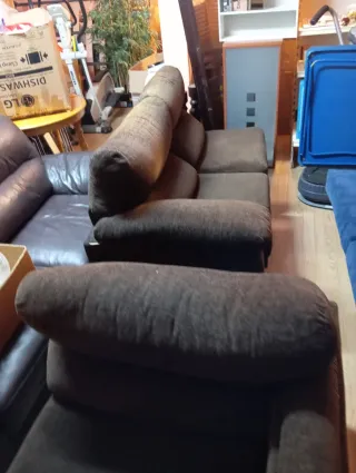 Sofá chaise longue marrón muy cómodo