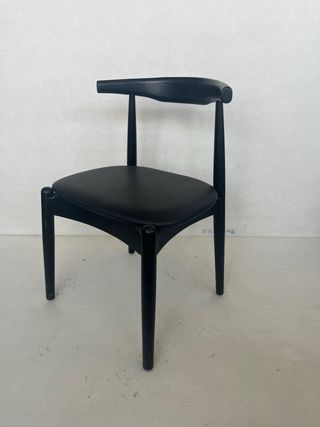 Silla de comedor negra de madera y cuero