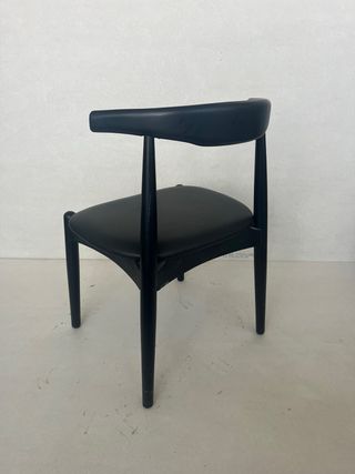 Silla de comedor negra de madera y cuero