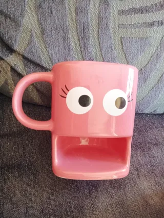 Taza de cerámica original con hueco para galletas