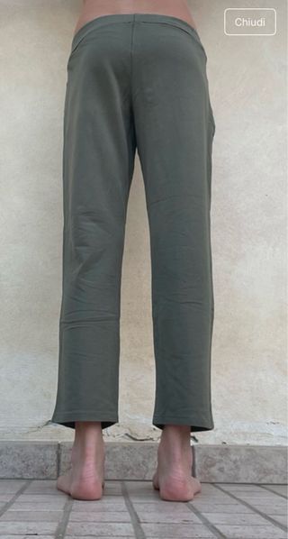 Pantaloni tuta verdi con tagli