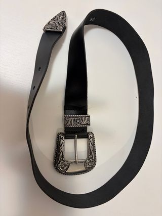 Cinturón negro con hebilla plateada.