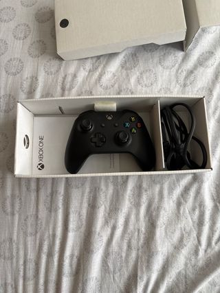 Xbox One X 1TB Negra con mando y cables