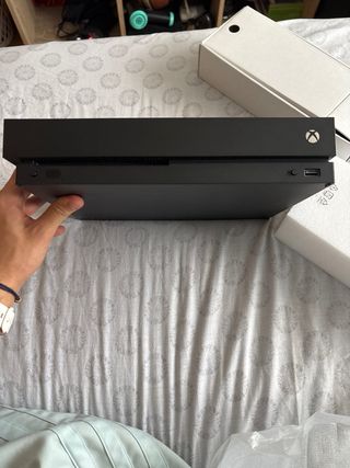 Xbox One X 1TB Negra con mando y cables