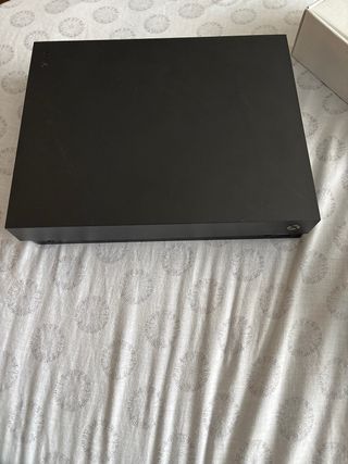 Xbox One X 1TB Negra con mando y cables