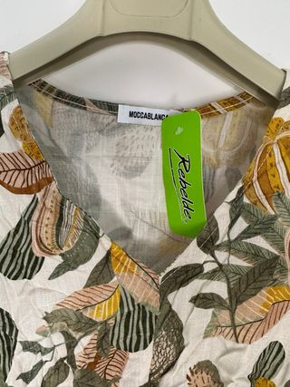 Blusa MOCCABLANCA floral cuello pico