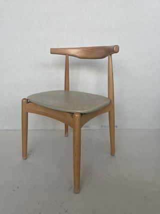 Silla de madera con asiento tapizado