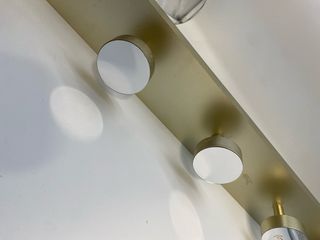 Colgante de ropa perchero metal dorado