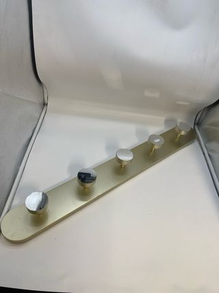 Colgante de ropa perchero metal dorado