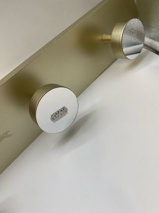 Colgante de ropa perchero metal dorado