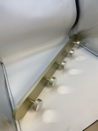 Colgante de ropa perchero metal dorado