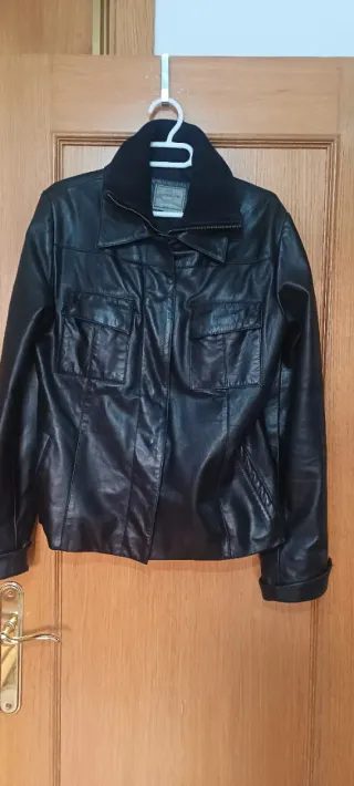 Cazadora de piel negra