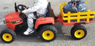 Tractor a batería infantil con remolque