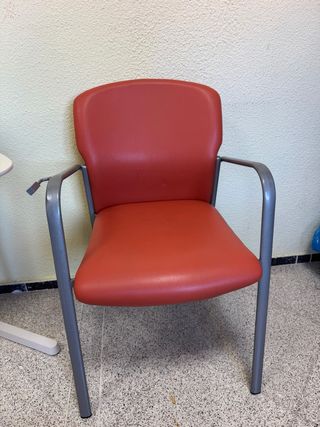Sillas metálicas rojas y grises