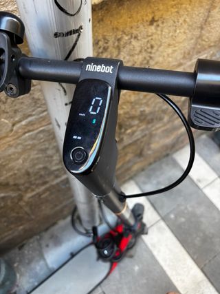 Patinete eléctrico rojo y negro